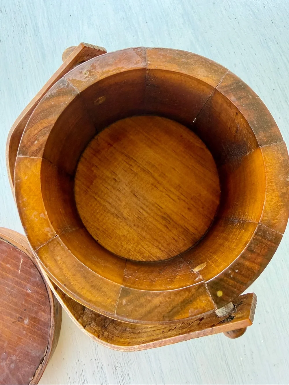 ANTIQUE, SMALL WOODEN FIRKIN BUCKET WITH ORIGINAL LID & BENTWOOD SWING HANDLE.
